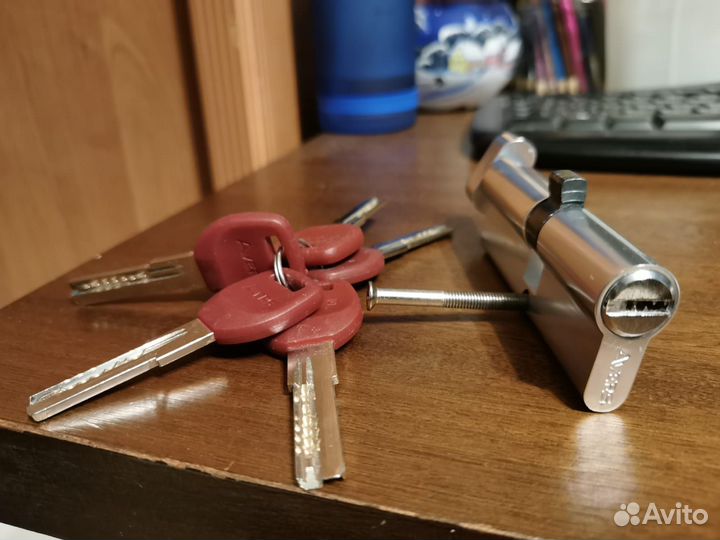 Замок с ключами