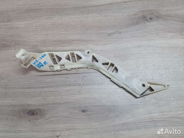 Направляющая бампера задняя правая mazda 3 bk сед