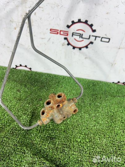 Распределитель тормозной Toyota Celica ZZT231