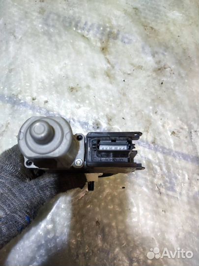 Моторчик стеклоподъемника передний правый Sonata 7