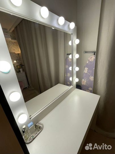 Туалетный столик с зеркалом и подсветкой