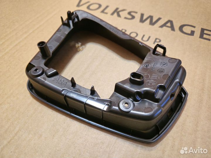 Рамка левого зеркала Тигуан 2