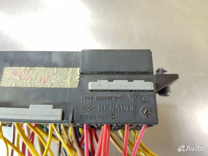 Блок предохранителей салонный Renault Logan 2005 2