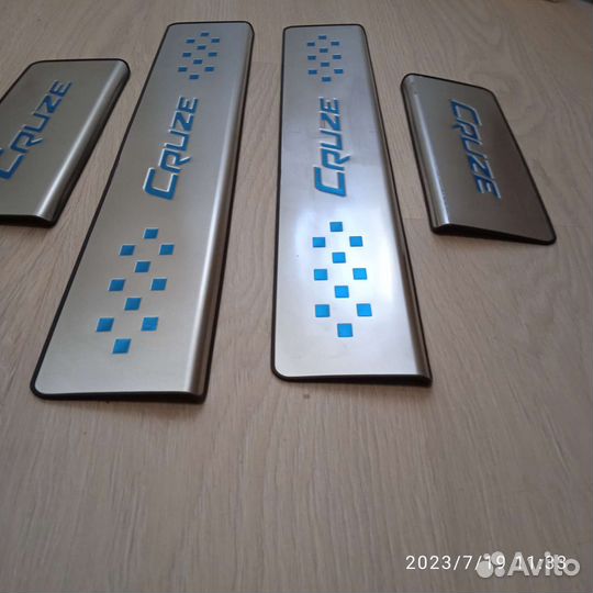 Комплект металлических накладок на пороги Круз