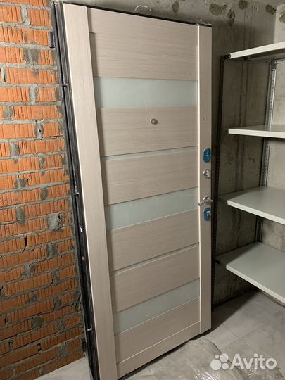 Дверь входная металлическая от застройщика