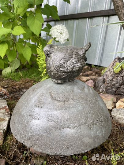 Большая Птичка на полусфере из бетона.Декор сада