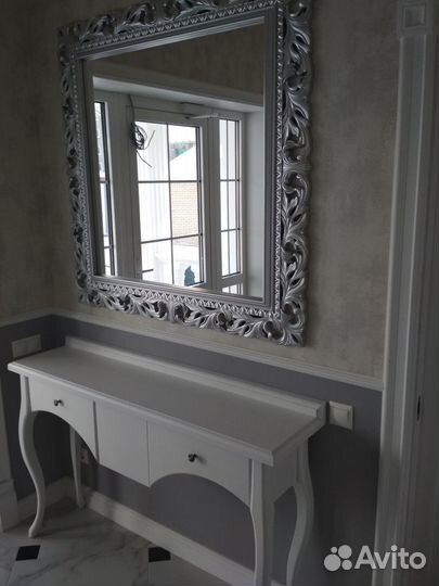 Зеркало в деревянной раме