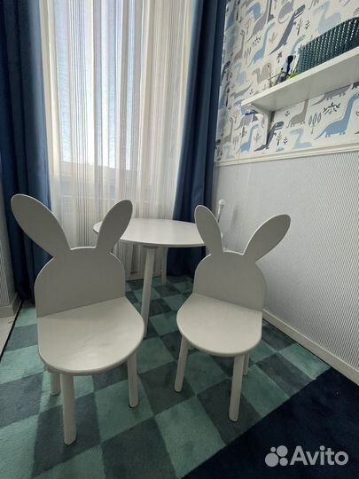 Детский круглый стол и 2 стульчика - зайчика б/у