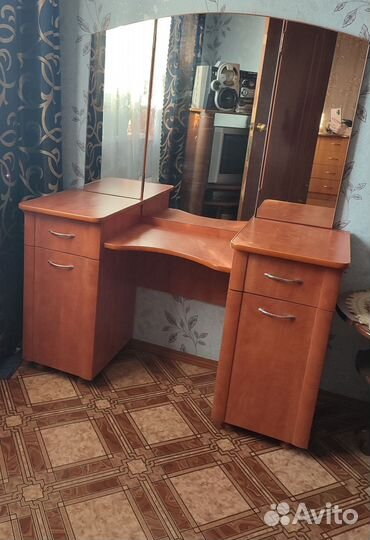 Трюмо с зеркалом