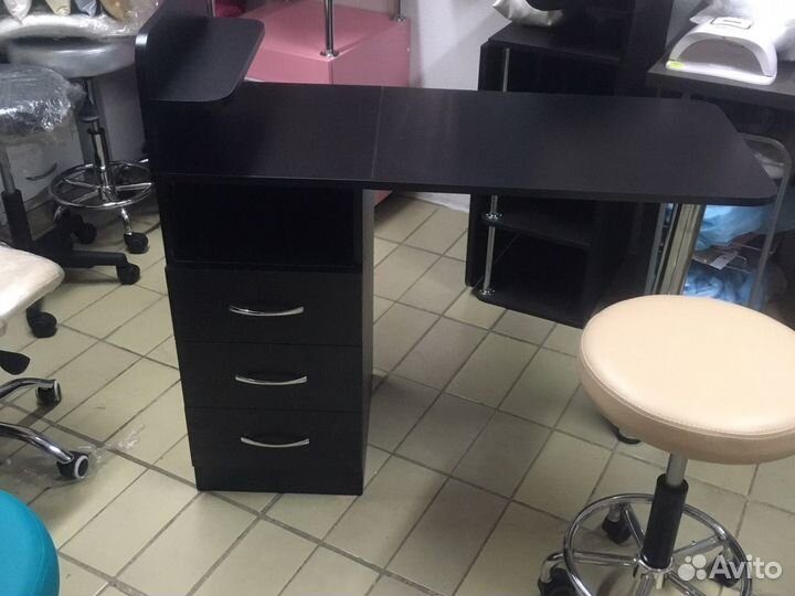 Маникюрный стол