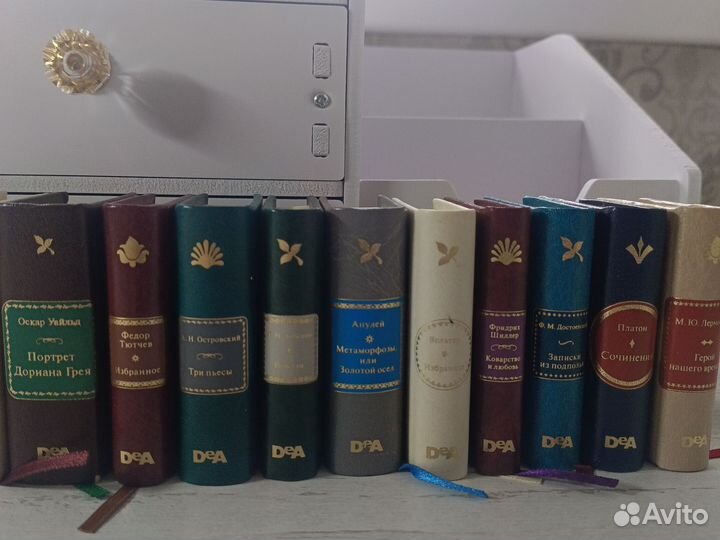 Коллекция книг в миниатюре