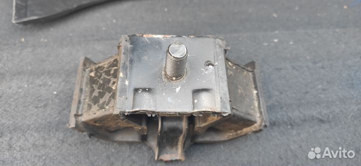 Опора двигателя Мерседес W124