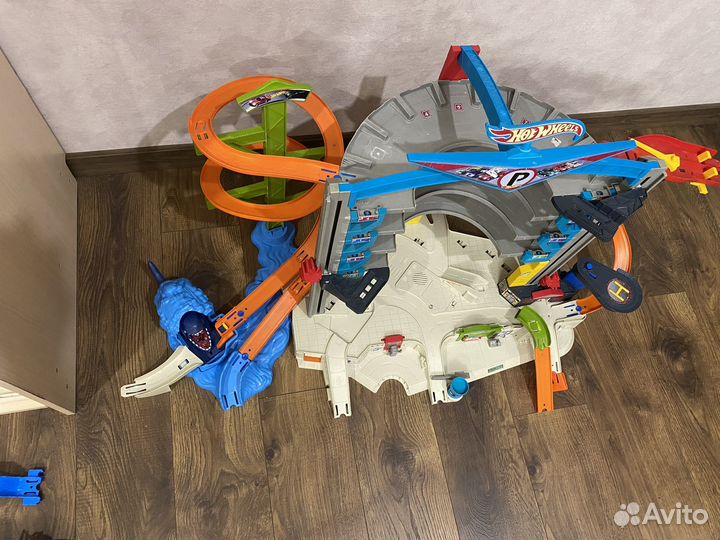 Трек Hot Weels невообразимый гараж