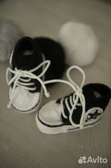 Вязаные пинетки кеды