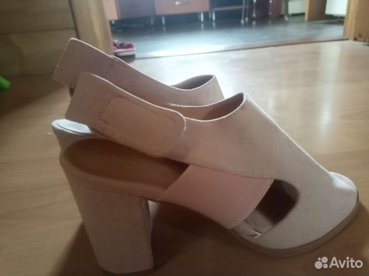 Босоножки женские 39 размер новые