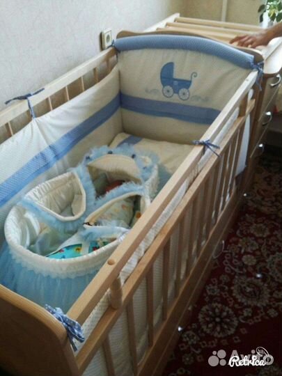 Детская кроватка с маятником и матрасом