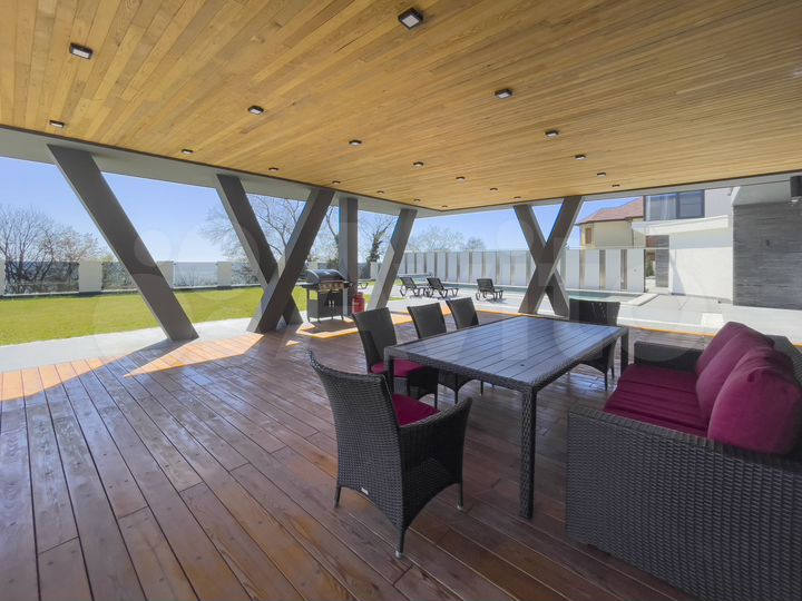 Дом 420 м² на участке 7 сот.