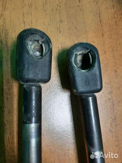 Амортизаторы крышки багажника б/у на VW Sharan 199