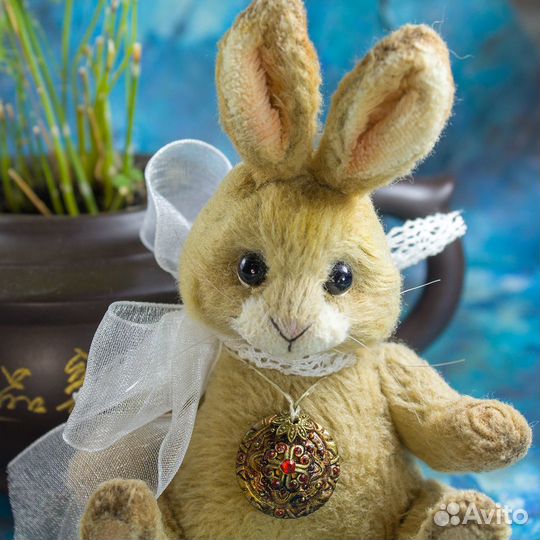 Плюшевый зайка тедди с бантом и амулетом