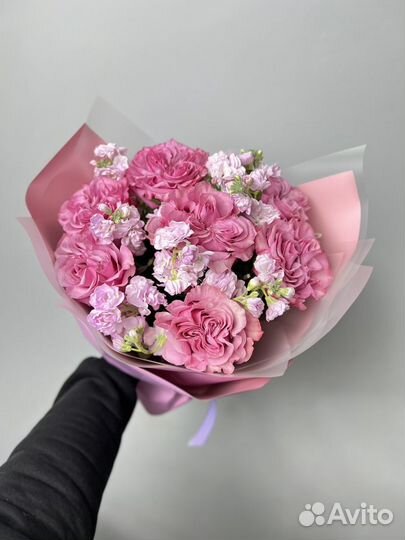 Букет пионовидных роз и маттиол доставка