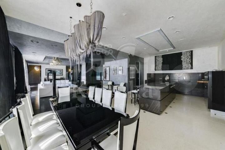 Дом 790 м² на участке 32 сот.