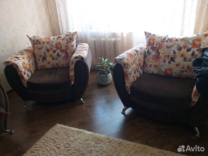 Диван выдвижной 2 кресла и пуфик