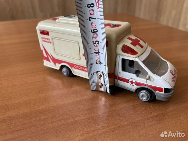 Модель автомобиля скорая помощь игрушка
