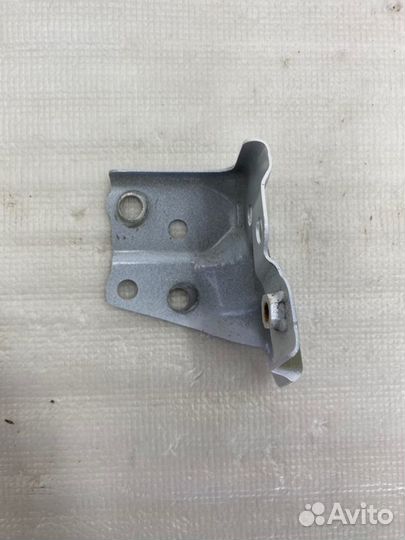 Кронштейн крыла и лонжерона передний правый Toyota