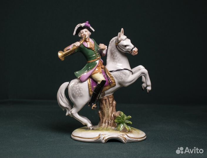Фарфоровая статуэтка 
