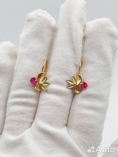 Золотые серьги с камнем