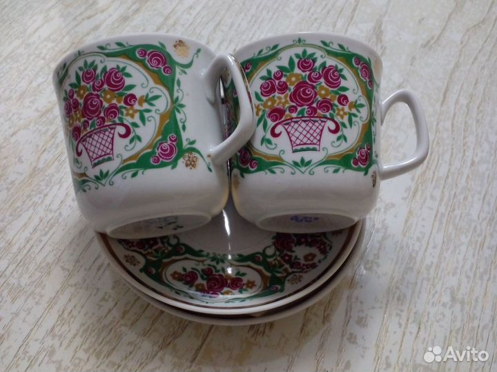 Бокалы с блюдцами