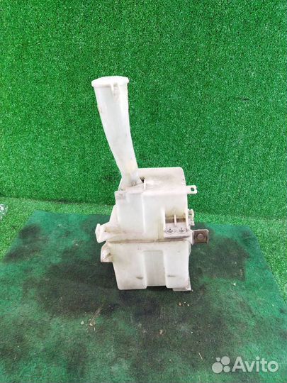 Бачок омывателя Mitsubishi Outlander 1