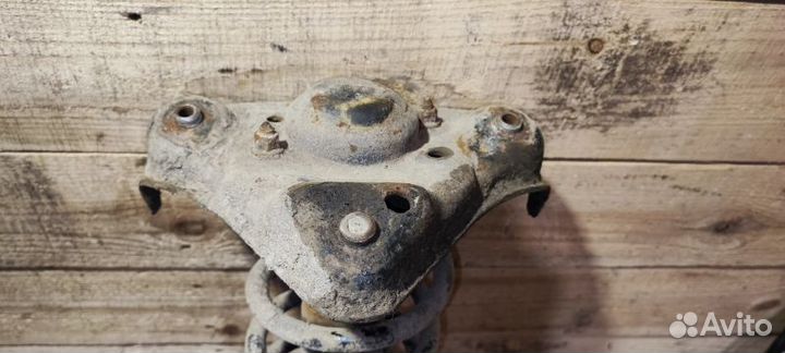 Стойка амортизатора переднего левого Volkswagen Pa