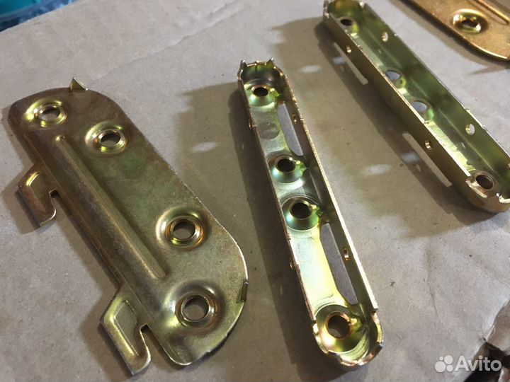 Стяжка кроватная малая (желтый цинк)