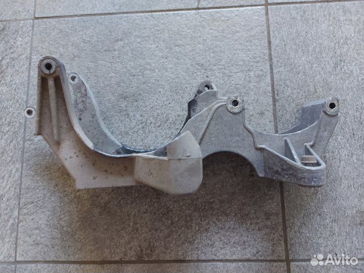 Кронштейн генератора Audi Q7 внедорожник 3.6 2007