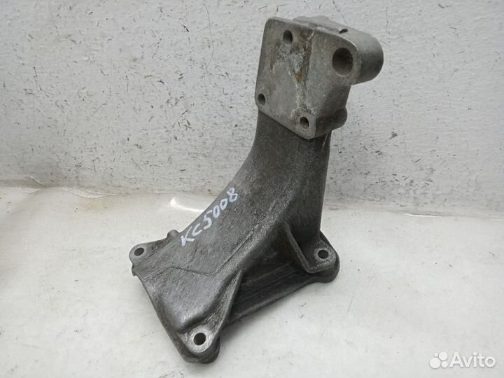 Кронштейн двигателя volkswagen passat B3 Правый