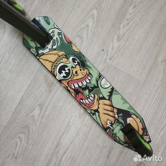 Трюковой самокат с пластиковыми дисками в колесах