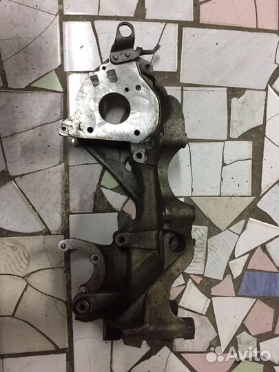 Кронштейн генератора Volkswagen Passat B6 2.0