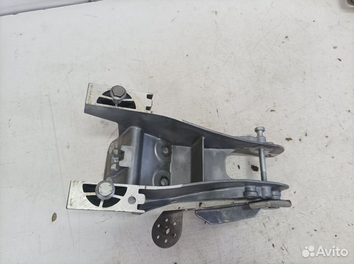 Кронштейн рулевой колонки Skoda Fabia 1