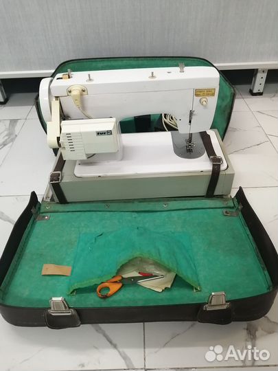 Швейная машина «Чайка -132М» бытовая электрическая