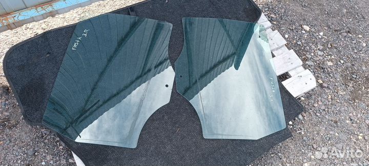 Заднее боковое стекло Форд Фиеста мк5