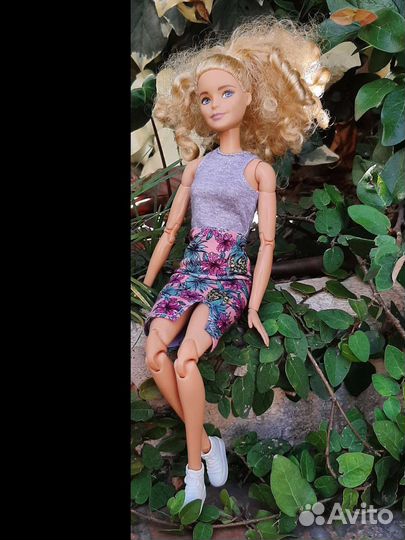 Барби шарнирная fashionistas 70 ананасик на йоге