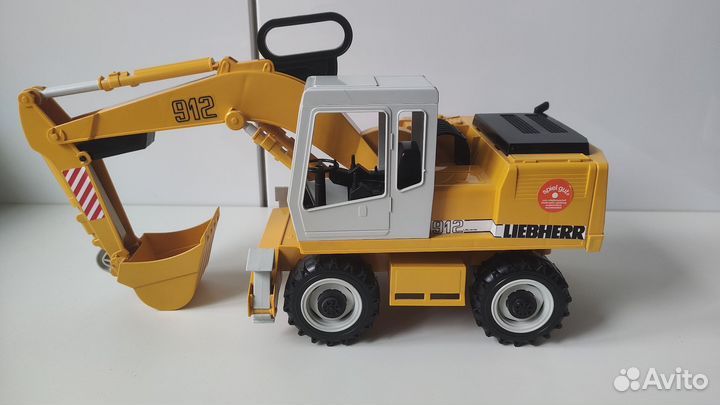 Bruder колесный экскаватор Liebherr 912