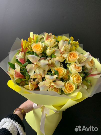 Кустовые розы, альстромерия, букет из роз