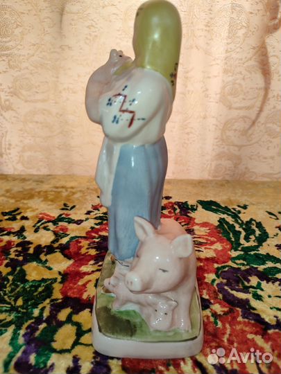 Статуэтка Свинарка