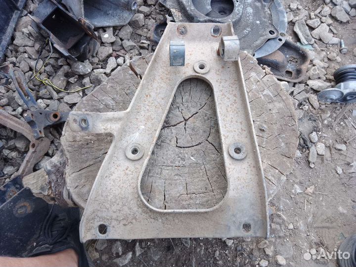 Кронштейн двигателя Mitsubishi RVR