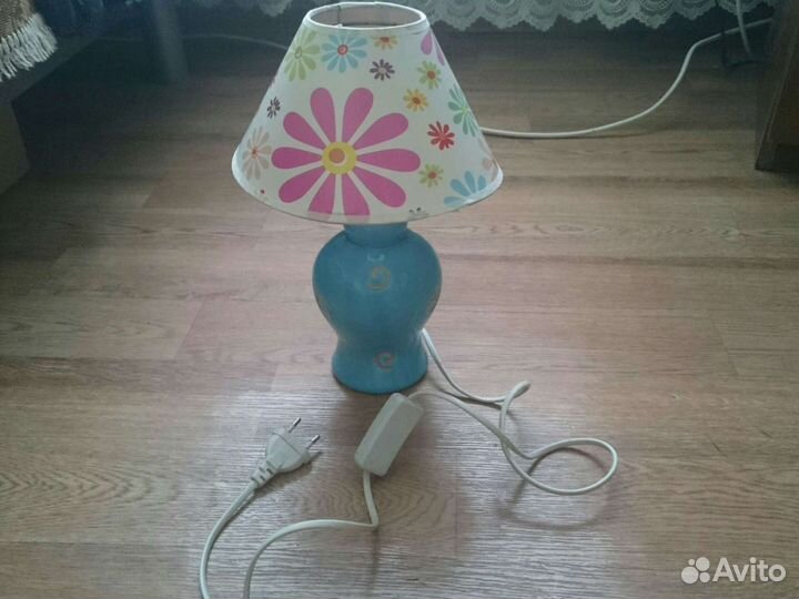 Детское сиденье, коврик, штора и лампа