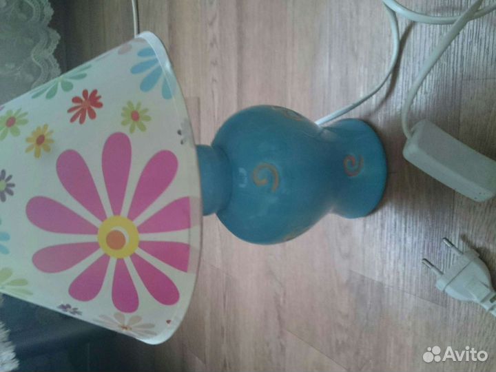 Детское сиденье, коврик, штора и лампа