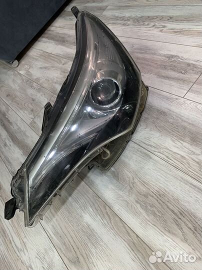Фара на toyota avensis 2015-2018г