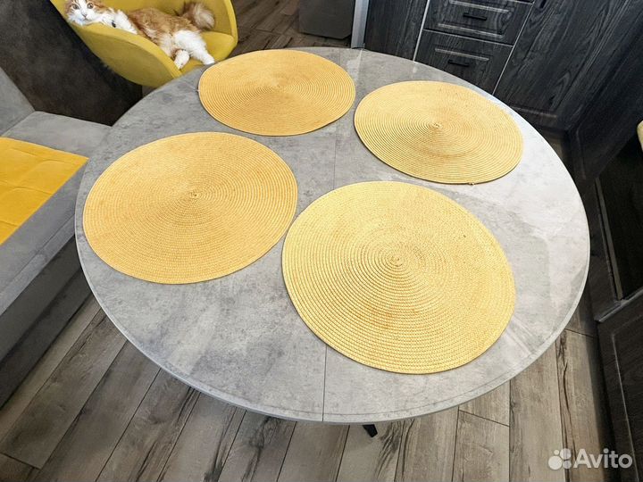 Стол со стульями для кухни